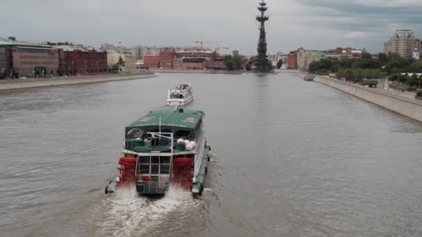 モスクワ,ロシア- 2019年7月10日:クリミア橋からPeter the Greatを見る. — ストック動画