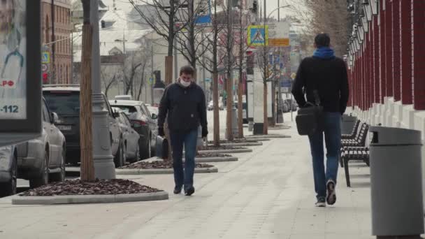 Москва, Россия - 30 апреля 2020 года: Люди гуляют в Маске. Коронавирус Сарс Ковид-19 — стоковое видео