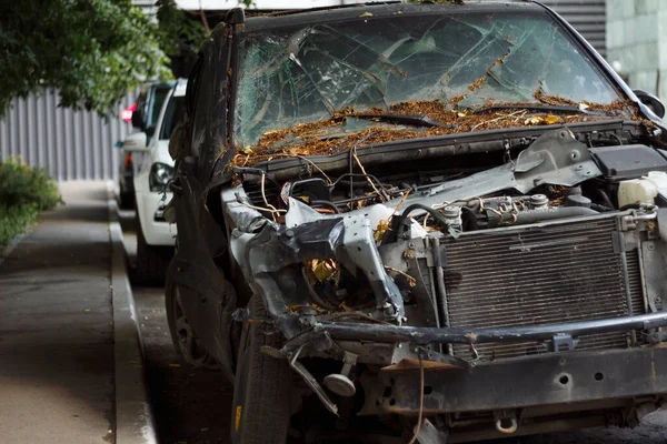 Frente de acidente de carro grande danificado. Carro destruído abandonado. Acidente automobilístico — Fotografia de Stock