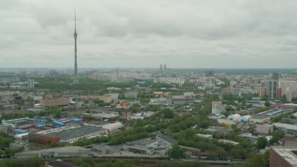 Θέα από ψηλά στον πύργο του Ostankino TV στη Μόσχα. Αεροφωτογραφία αστικού αστικού τοπίου — Αρχείο Βίντεο