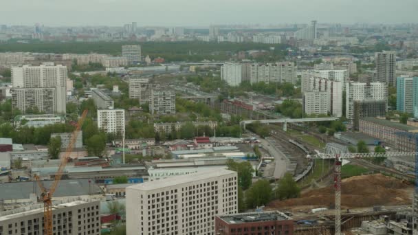 Veduta aerea del paesaggio urbano di Mosca. Veduta paesaggistica di ferrovie, strade e traffico — Video Stock