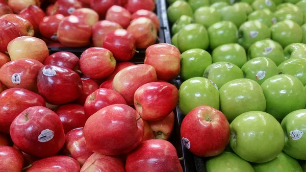 kırmızı ve yeşil elmalar