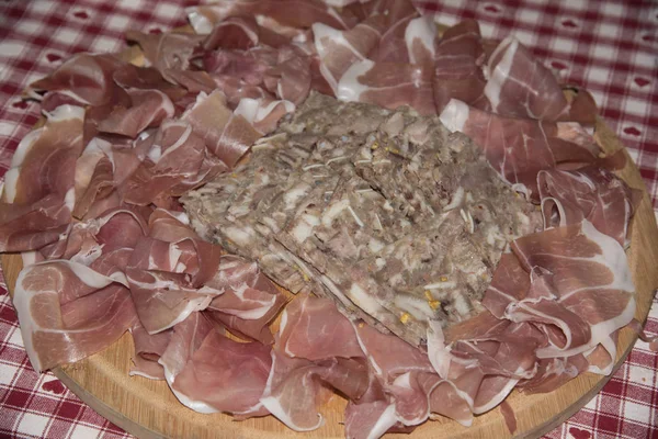 Jambon ve coppa iştah açıcı bir tabak