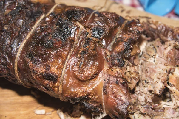 Kavrulmuş emzirme domuz, sardunya typival çanak