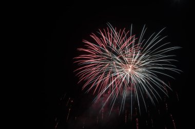 Bir patlama gece ışık