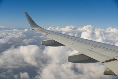 Gökyüzünde bir uçak