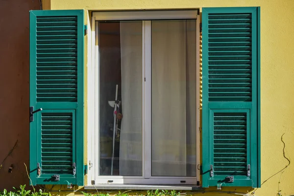 Yeşil güneşli pencere