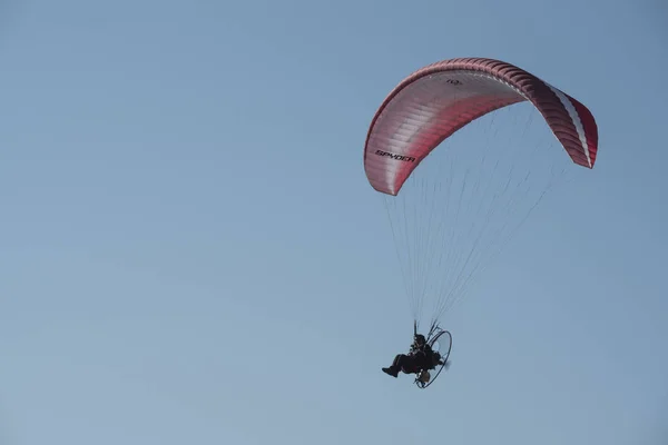 En paraglider på himlen — Stockfoto