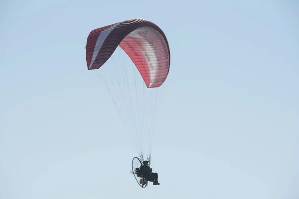 En paraglider på himlen — Stockfoto