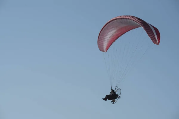 A paraglider in the sky — Stock Photo, Image