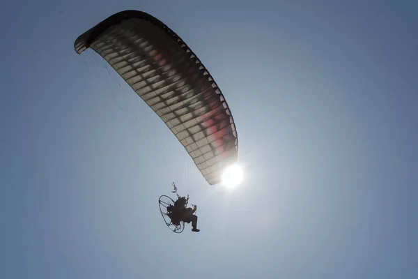 A paraglider in the sky — Stock Photo, Image