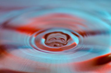 Düşen su damlası spreyi 