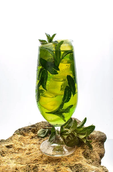 Buzlu soğuk mojito.