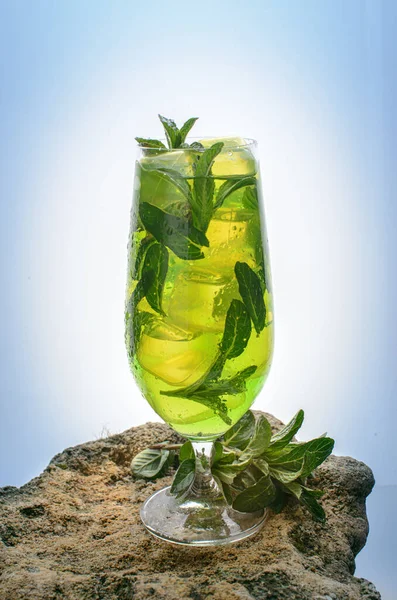 Buzlu soğuk mojito.