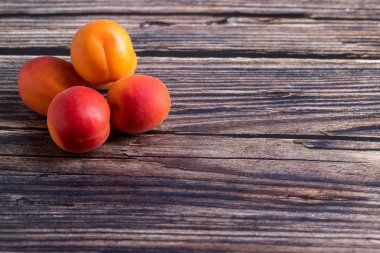 Ahşap bir masada kayısılar