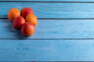 Ahşap bir masada kayısılar