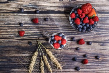 Tahta bir masada böğürtlen ve chia tohumlarıyla müsli.