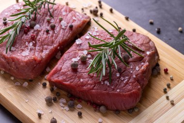 Tahtada taze kesilmiş et bifteği