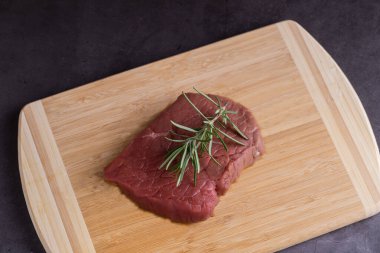 Tahtada taze kesilmiş et bifteği