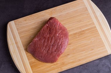 Tahtada taze kesilmiş et bifteği