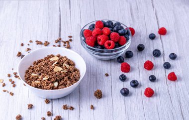 Tahta masada böğürtlenli müsli.