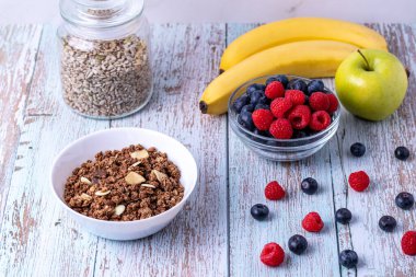 Tahta masada böğürtlenli müsli.