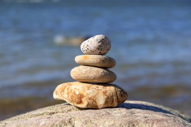 Uyum ve denge kavramı. Yaz plajının arka planında Rock zen.