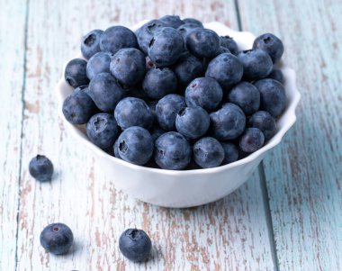 Böğürtlenler, tahta masadaki yaz meyveleri. Sağlıklı yaşam tarzı kavramı. Seçici odak