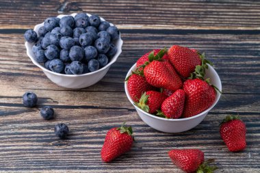 Böğürtlenler, tahta masadaki yaz meyveleri. Sağlıklı yaşam tarzı kavramı. Seçici odak