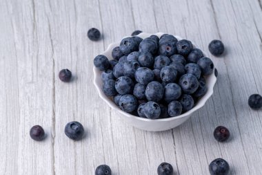 Böğürtlenler, tahta masadaki yaz meyveleri. Sağlıklı yaşam tarzı kavramı.