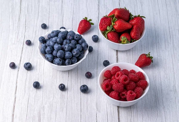 Bayas Frutas Verano Una Mesa Madera Arándanos Fresas Frambuesas Mesa — Foto de Stock