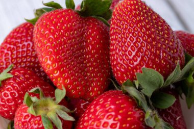 Çilekli yakın çekim. Taze çileklerin makro görüntüsü