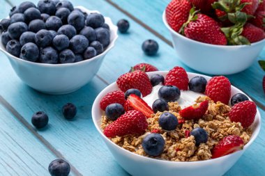 Masada Yunan yoğurdu olan Müsli.