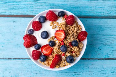 Masada Yunan yoğurdu olan Müsli.