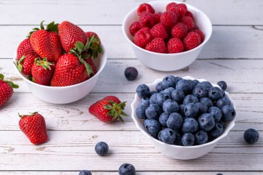 Böğürtlenler, tahta masadaki yaz meyveleri. Sağlıklı yaşam tarzı kavramı.