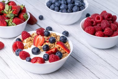 Masada Yunan yoğurdu olan Müsli.