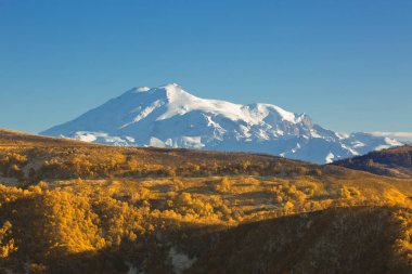 günbatımı Elbruz Dağı tepesinde