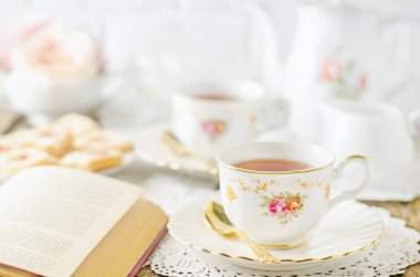Çay fincanının üstüne klasik tonda çay konseptini kapat.