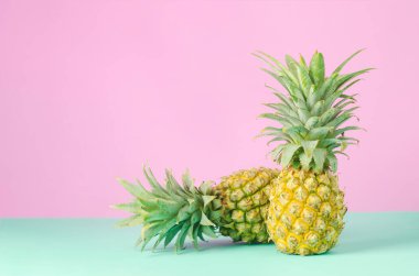Mavi ve pembe renkli arka planda ananas - yaz arkaplanı