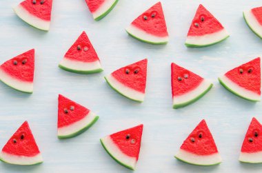 Mavi ahşap zemin üzerinde kırmızı karpuz dilimi deseni