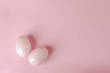 Mavi arka planda pembe paskalya yumurtaları