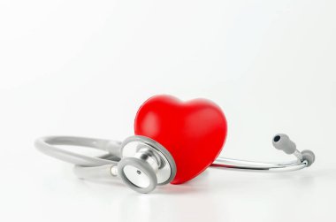 Beyaz arka planda kırmızı kalbi olan steteskopu kapat