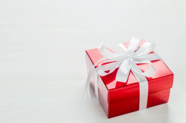 Beyaz arka planda beyaz kurdeleli kırmızı hediye kutusunu kapat