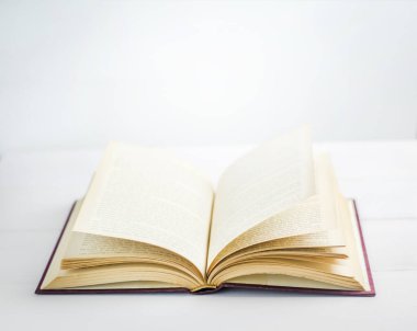 Eski kitap beyaz arkaplanda açıldı