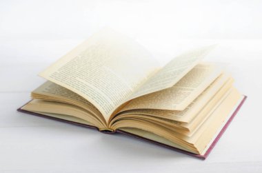 Eski kitap beyaz arkaplanda açıldı