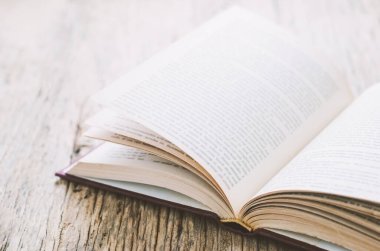 Eski kitap kirli ahşap arka planda klasik tonla açıldı