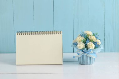 Boş masa takvimi kağıdı ve güzel Yasemin çiçeği buketi beyaz ve mavi ahşap arka planda mavi kurdele - Yasemin Tayland 'da Anneler Günü' nün sembolüdür.