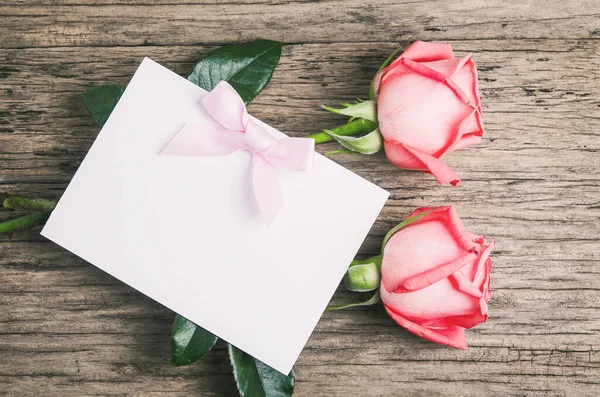 Cartão Papel Branco Branco Com Rosas Rosa Fita Velha Mesa — Fotografia de Stock