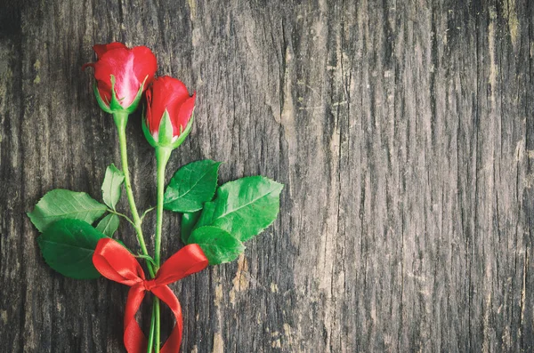 Flores Rosas Rojas Con Lazo Cinta Roja Mesa Madera Vieja — Foto de Stock