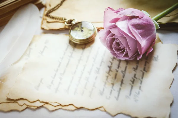 보라색 장미의 골동품 시계와 빈티지 철자법 톤으로 — 스톡 사진